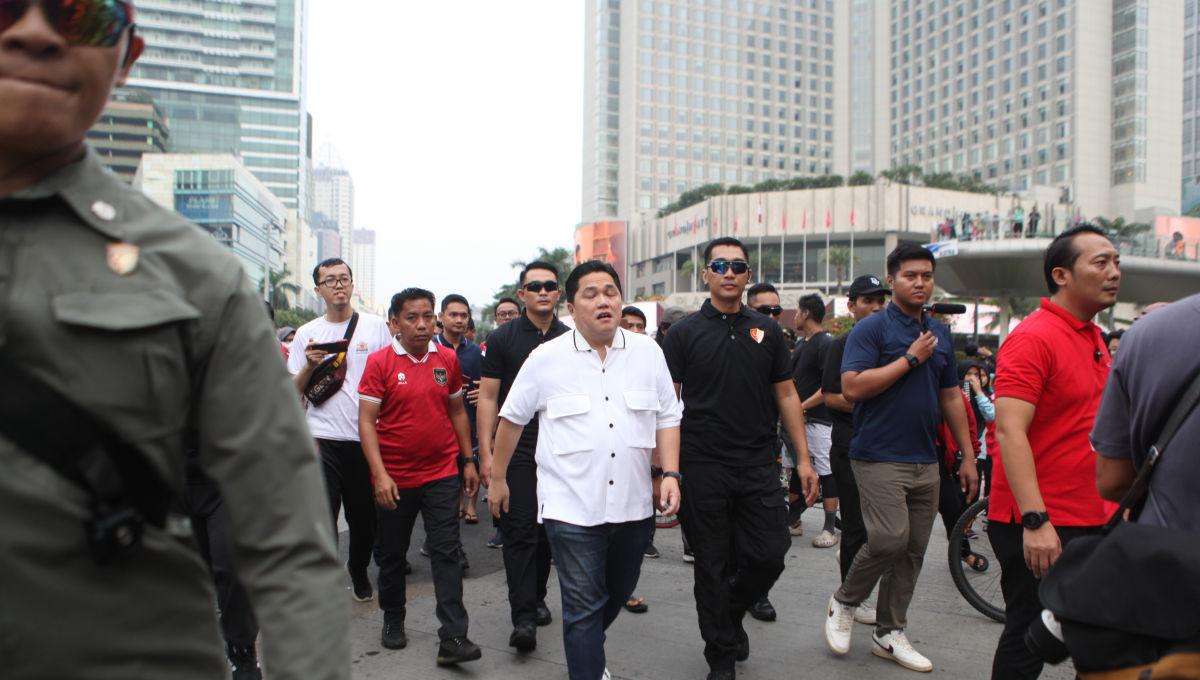 Ketum PSSI, Erick Thohir bersama PJ Gubernur DKI Jakarta, Heru Budi Hartono memperkenalkan Trophy World Cup U-17 kepada publik di Bunderan HI, Minggu (15/10/23).⁩