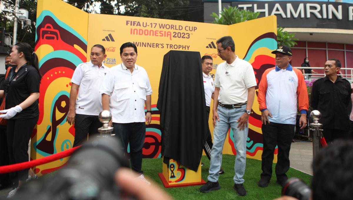 Ketum PSSI, Erick Thohir bersama PJ Gubernur DKI Jakarta, Heru Budi Hartono memperkenalkan Trophy World Cup U-17 kepada publik di Bunderan HI, Minggu (15/10/23).⁩