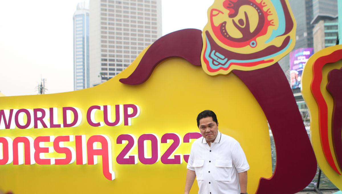 Ketum PSSI, Erick Thohir bersama PJ Gubernur DKI Jakarta, Heru Budi Hartono memperkenalkan Trophy World Cup U-17 kepada publik di Bunderan HI, Minggu (15/10/23).⁩