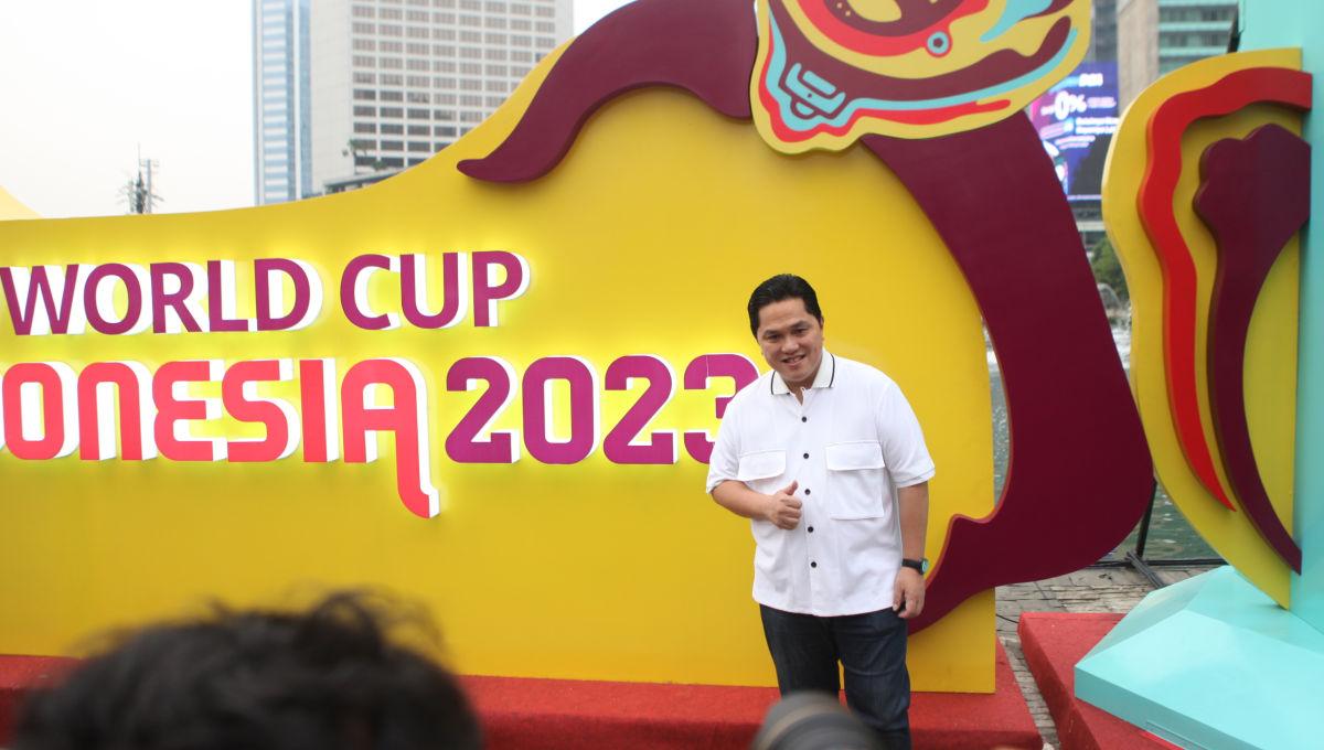 Ketum PSSI, Erick Thohir bersama PJ Gubernur DKI Jakarta, Heru Budi Hartono memperkenalkan Trophy World Cup U-17 kepada publik di Bunderan HI, Minggu (15/10/23).⁩