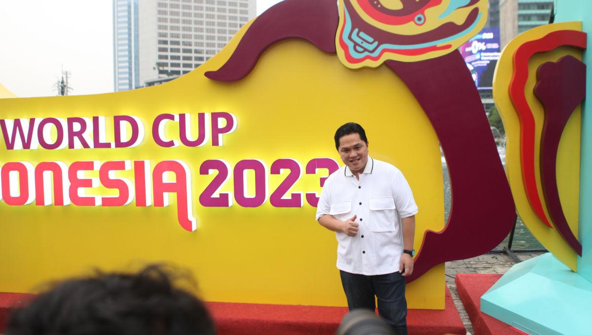 Ketum PSSI, Erick Thohir bersama PJ Gubernur DKI Jakarta, Heru Budi Hartono memperkenalkan Trophy World Cup U-17 kepada publik di Bunderan HI, Minggu (15/10/23).⁩ - INDOSPORT