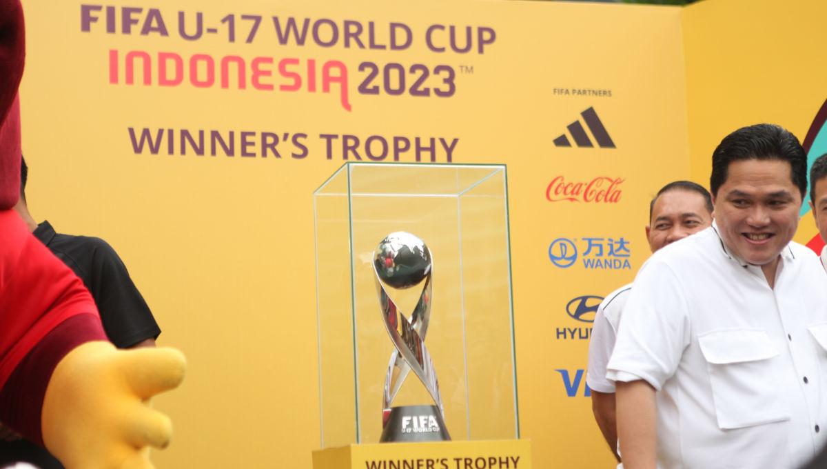 Ketum PSSI, Erick Thohir bersama PJ Gubernur DKI Jakarta, Heru Budi Hartono memperkenalkan Trophy World Cup U-17 kepada publik di Bunderan HI, Minggu (15/10/23).⁩ - INDOSPORT