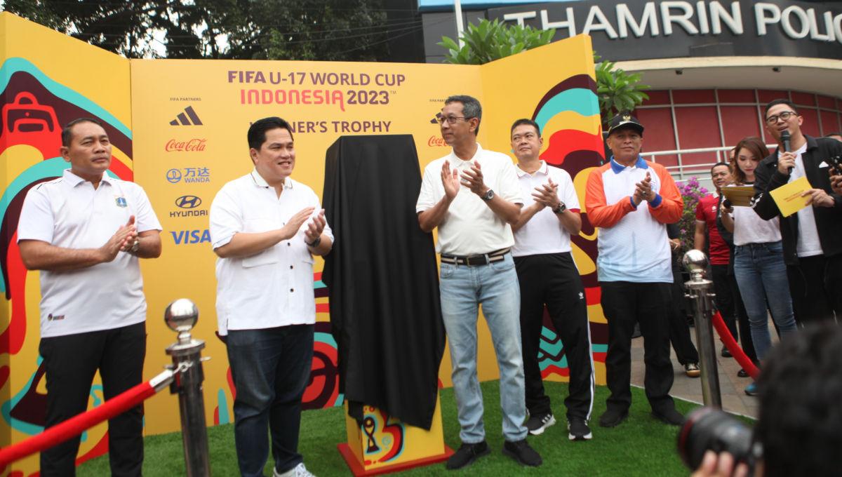 Ketum PSSI, Erick Thohir bersama PJ Gubernur DKI Jakarta, Heru Budi Hartono memperkenalkan Trophy World Cup U-17 kepada publik di Bunderan HI, Minggu (15/10/23).⁩