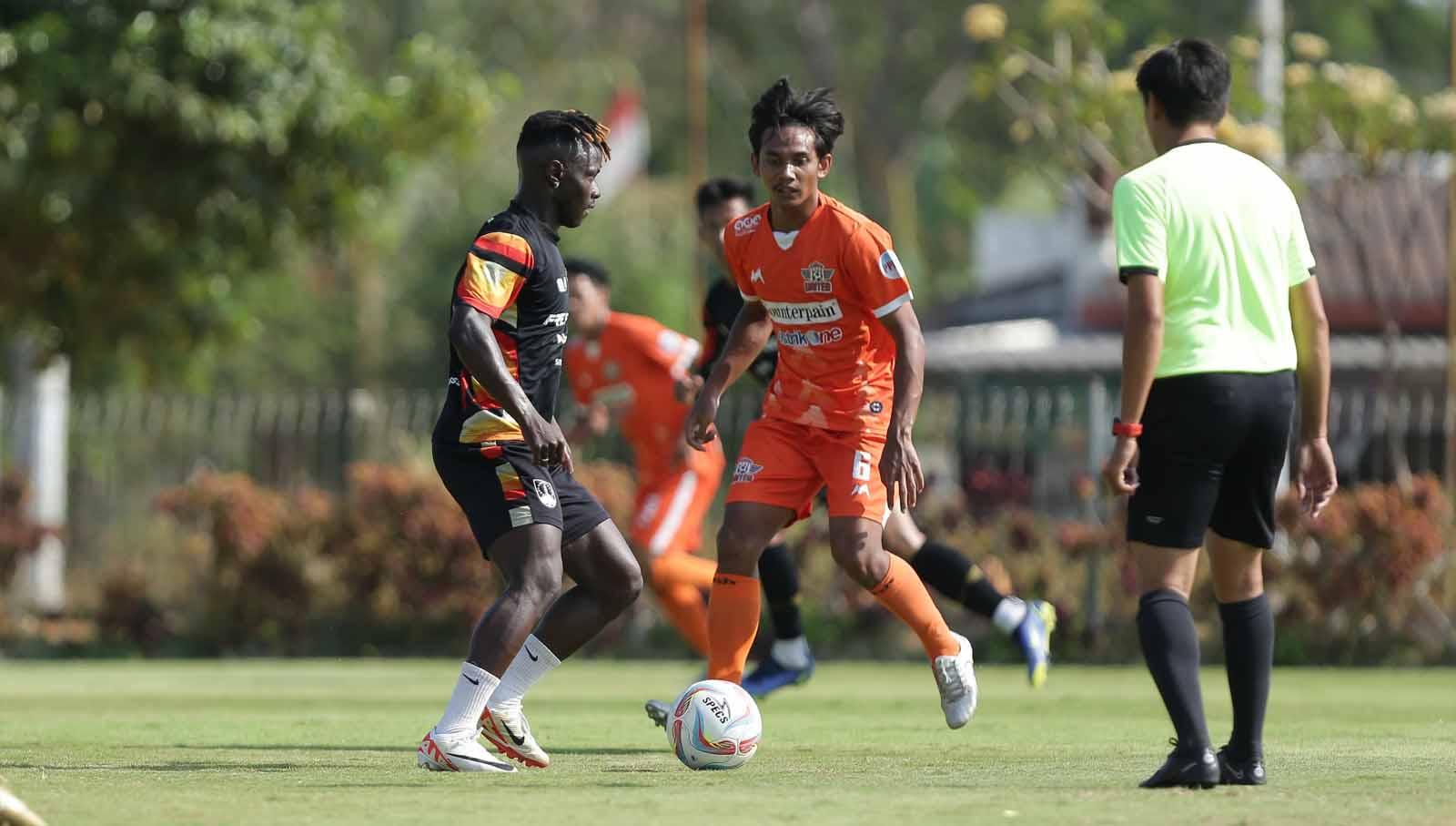 Moussa Sidibe saat tampil dalam uji coba Persis Solo melawan PSDB United di Boyolali. (Foto: MO Persis Solo)