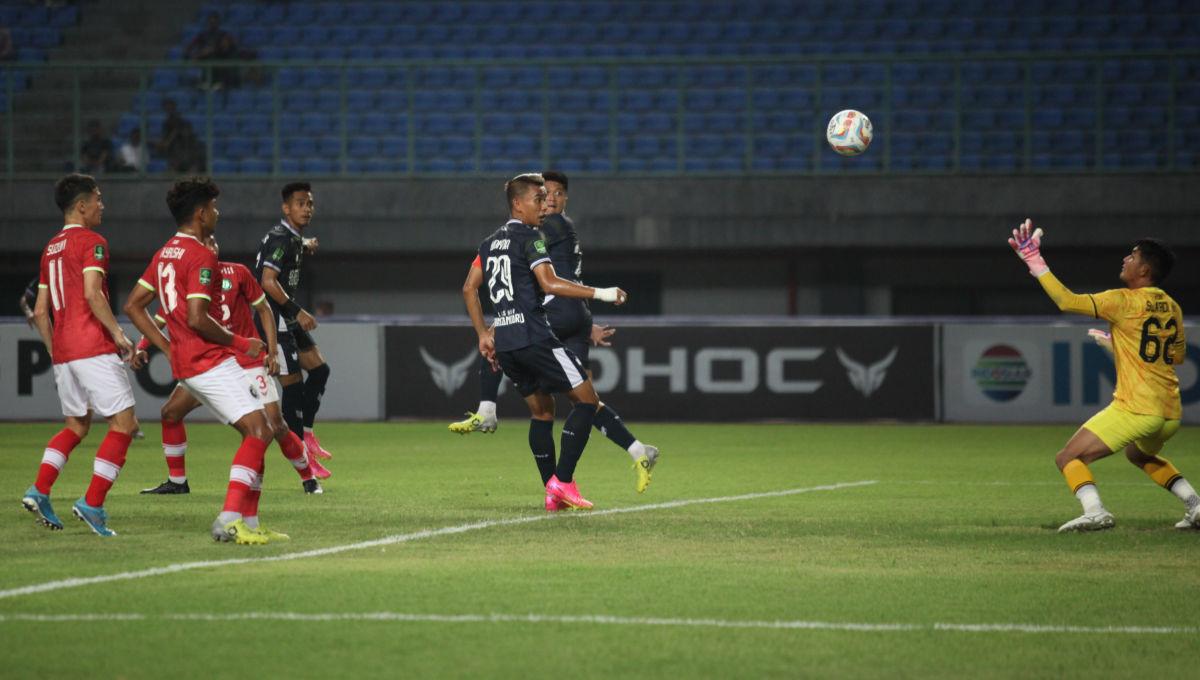 Proses gol Perserang ke gawang FC Bekasi City dalam lanjutan Liga 2 2023/2024 di Stadion Patriot, Minggu (15/10/23).