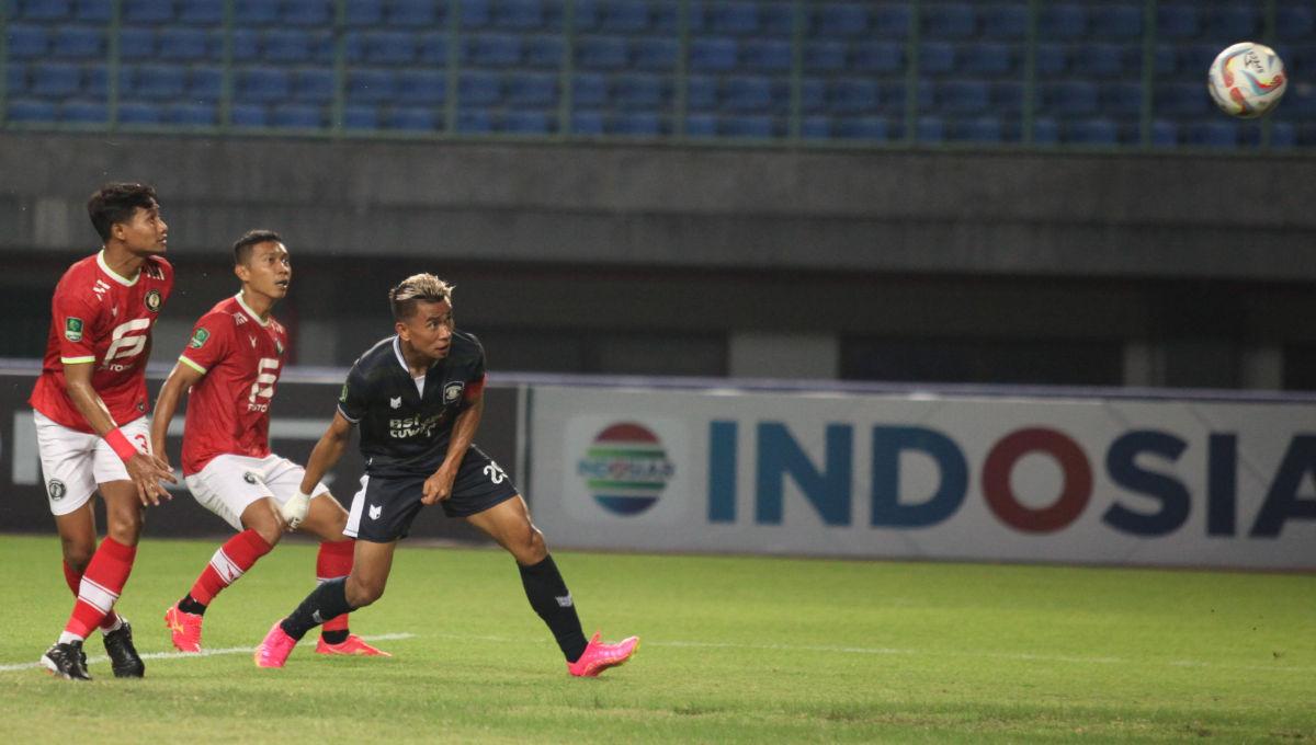 Peluang striker Perserang lewat sundulan ke gawang FC Bekasi City dalam lanjutan Liga 2 2023/2024 di Stadion Patriot, Minggu (15/10/23).