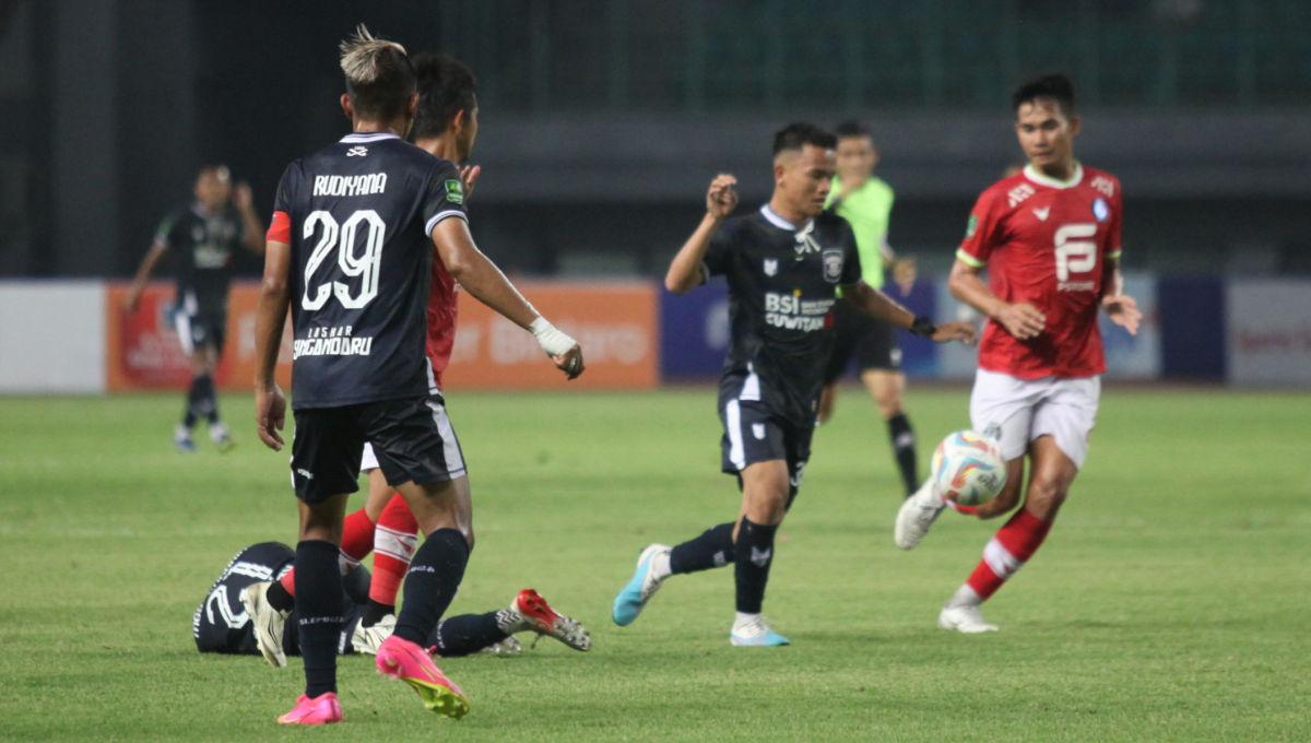 Pemain Perserang melewati beberapa pemain FC Bekasi City dalam laga lanjutan Liga 2 2023/2024 di Stadion Patriot, Minggu (15/10/23).