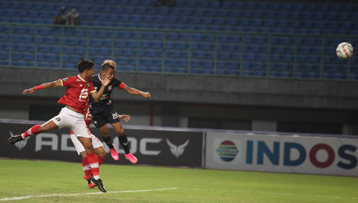 Peluang pemain Perserang lewat sundulan ke gawang FC Bekasi City dalam laga lanjutan Liga 2 2023/2024 di Stadion Patriot, Minggu (15/10/23).