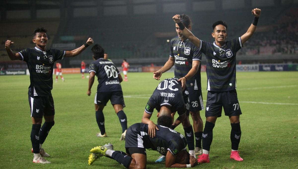 Selebrasi para pemain Perserang usai cetak gol ke gawang FC Bekasi City dalam laga lanjutan Liga 2 2023/2024 di Stadion Patriot, Minggu (15/10/23).