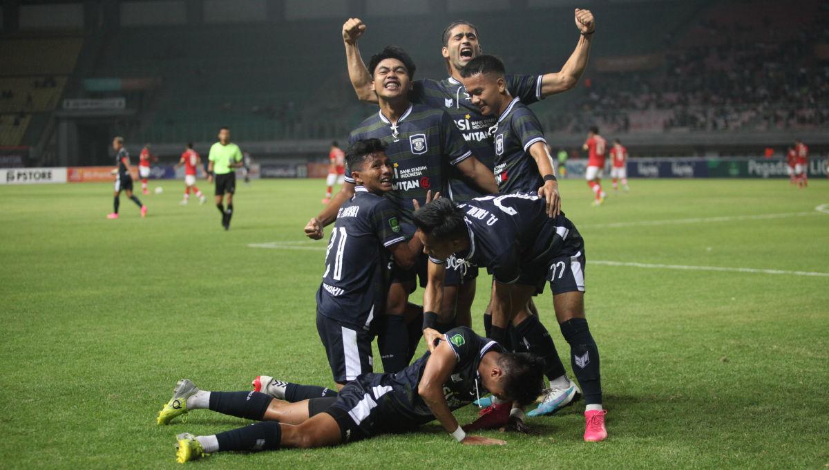 Selebrasi para pemain Perserang usai cetak gol ke gawang FC Bekasi City dalam laga lanjutan Liga 2 2023/2024 di Stadion Patriot, Minggu (15/10/23).