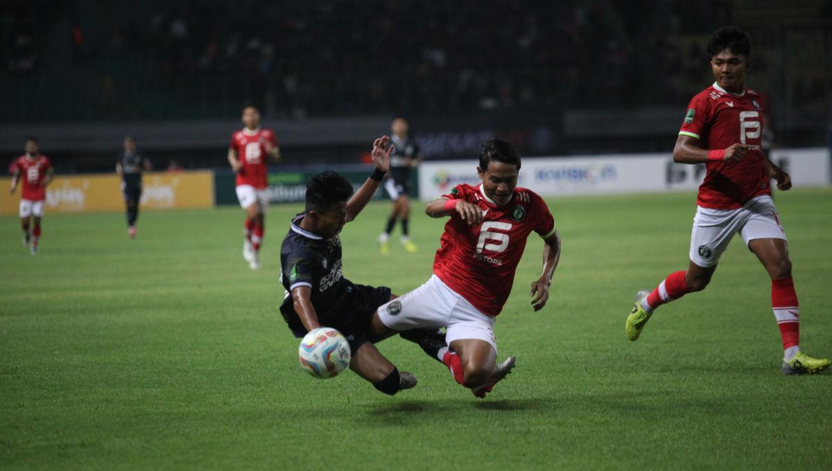 Duel pemain FC Bekasi City dengan pemai  Perserang dalam laga lanjutan Liga 2 2023/2024 di Stadion Patriot, Minggu (15/10/23).
