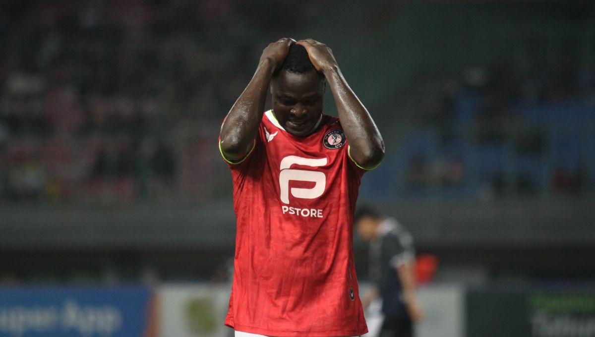Ekspresi kekecewaan striker FC Bekasi City, Ezechiel N'Douassel usai gagal cetak gol ke gawang Perserang dalam laga lanjutan Liga 2 2023/2024 di Stadion Patriot, Minggu (15/10/23).