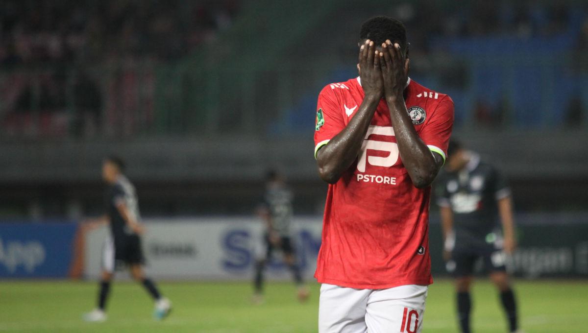 Ekspresi kekecewaan striker FC Bekasi City, Ezechiel N'Douassel usai gagal cetak gol ke gawang Perserang dalam laga lanjutan Liga 2 2023/2024 di Stadion Patriot, Minggu (15/10/23). - INDOSPORT
