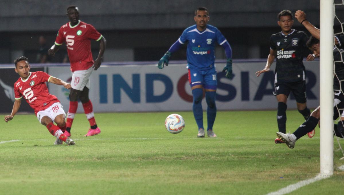 Pemain Perserang berhasil menggagalkan peluang yang didapat pemain FC Bekasi City dalam laga lanjutan Liga 2 2023/2024 di Stadion Patriot, Minggu (15/10/23).