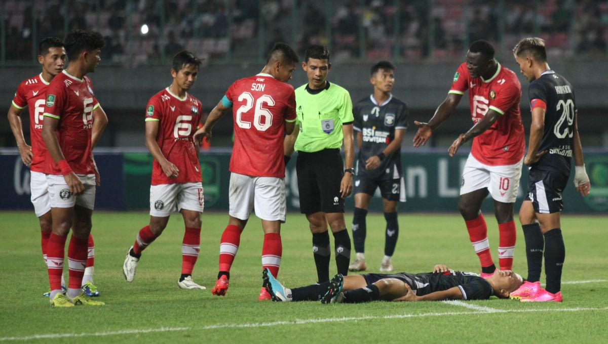 Striker FC Bekasi City, Ezechiel N'Douassel memprotes karena banyak pemain Perserang yang jatuh dalam laga lanjutan Liga 2 2023/2024 di Stadion Patriot, Minggu (15/10/23).