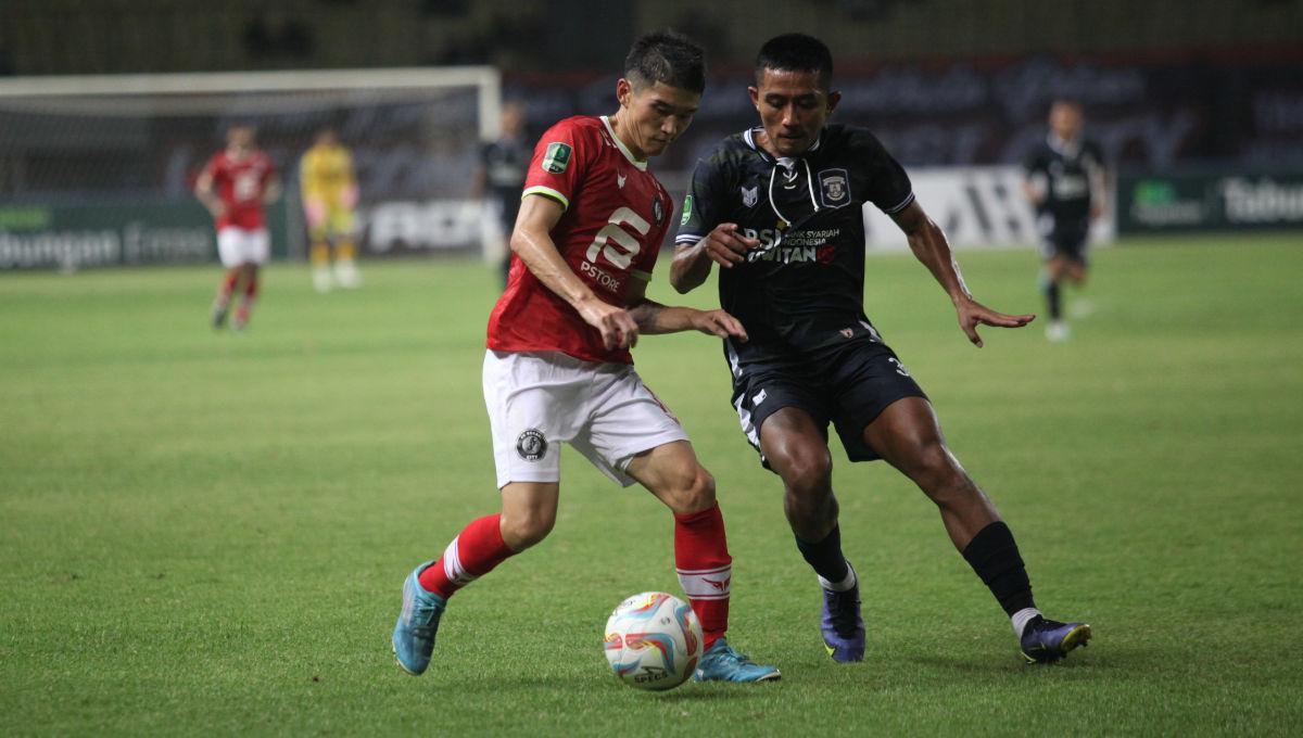Duel antara pemain FC Bekasi City dengan Perserang dalam laga lanjutan Liga 2 2023/2024 di Stadion Patriot, Minggu (15/10/23).