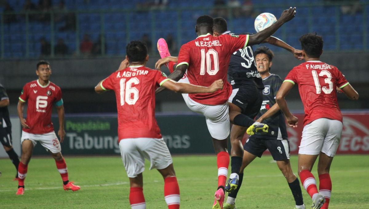 Duel udara antara striker FC Bekasi City, Ezechiel N'Douassel dengan pemain Perserang dalam laga lanjutan Liga 2 2023/2024 di Stadion Patriot, Minggu (15/10/23).