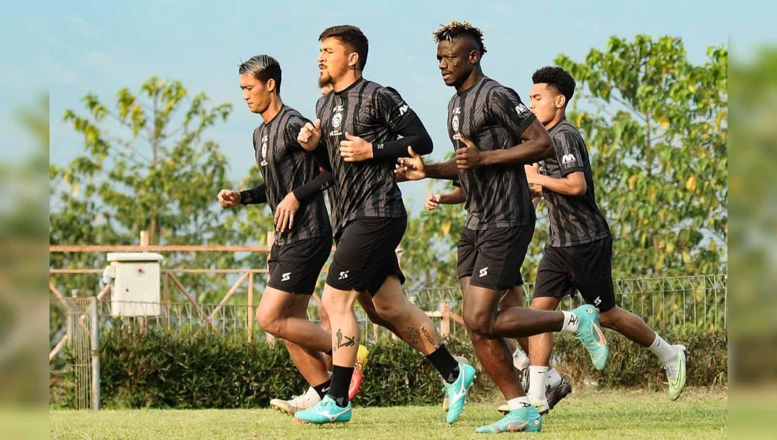 Charles Raphael bersama rekan-rekan tim Arema FC berlatih dalam TC di Kota Batu. (Foto: MO Arema FC)