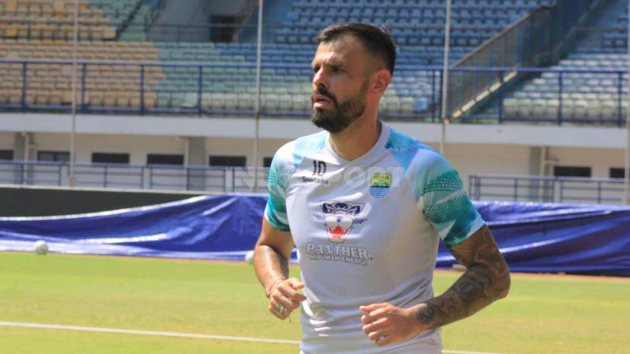 Persib Bandung belum memutuskan nasib Tyronne del Pino jelang berakhirnya putaran pertama kompetisi Liga 1 2023-2024. (Foto: Arif Rahman/INDOSPORT)
