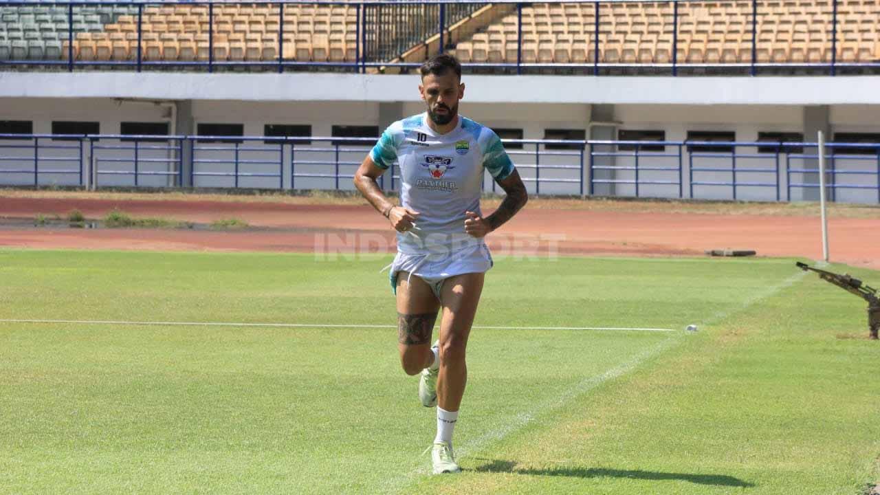 Tyronne del Pino sudah berlatih lagi di tim Persib, pada sesi latihan di Stadion GBLA, Kota Bandung, Selasa (17/10/23). (Foto: Arif Rahman/INDOSPORT)