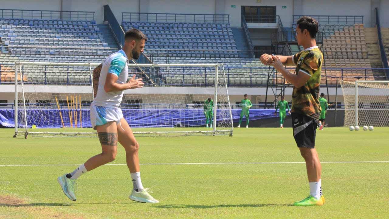 Tyronne del Pino sudah berlatih lagi di tim Persib, pada sesi latihan di Stadion GBLA, Kota Bandung, Selasa (17/10/23). (Foto: Arif Rahman/INDOSPORT) - INDOSPORT