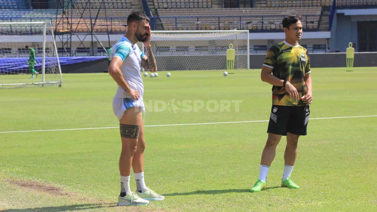 Tyronne del Pino sudah berlatih lagi di tim Persib, pada sesi latihan di Stadion GBLA, Kota Bandung, Selasa (17/10/23). (Foto: Arif Rahman/INDOSPORT)
