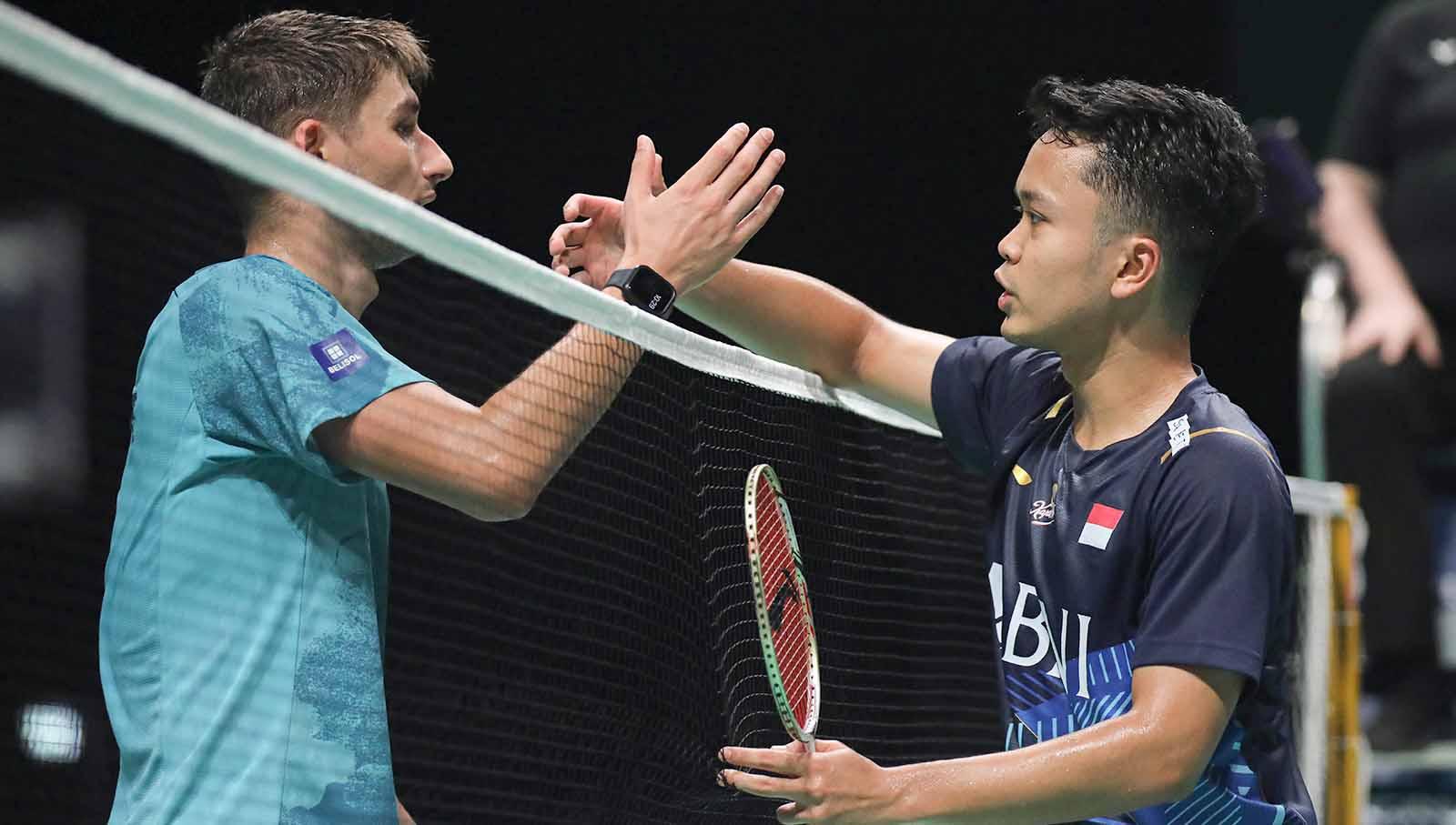 Tunggal putra Indonesia, Anthony Sinisuka Ginting berjabat tangan usai mengalahkan wakil Prancis, Christo Popov di Denmark Open 2023. (Foto: PBSI)