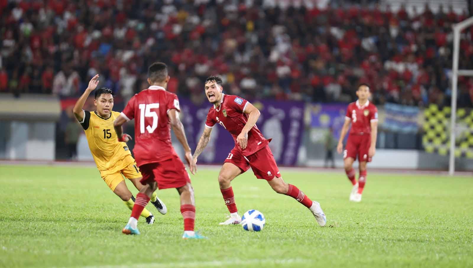 Pemain Timnas Indonesia, Shayne Pattynama memberikan umpan kepada Ricky Kambuaya dalam laga Pra Piala Dunia Selasa (17/10/2023) malam WIB. (Foto: PSSI) - INDOSPORT