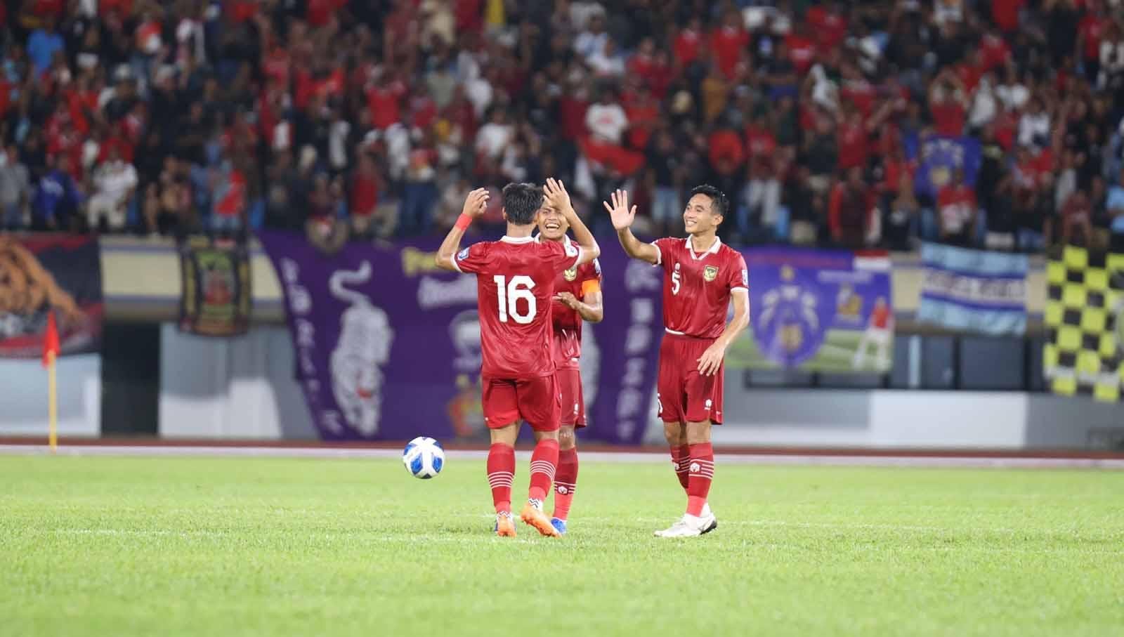 Selebrasi Striker muda Timnas Indonesia, Hokky Caraka, usai mencetak gol ke gawang Brunei Darussalam bersama rekan setimnya dalam laga Pra Piala Dunia Selasa (17/10/2023) malam WIB. (Foto: PSSI) - INDOSPORT