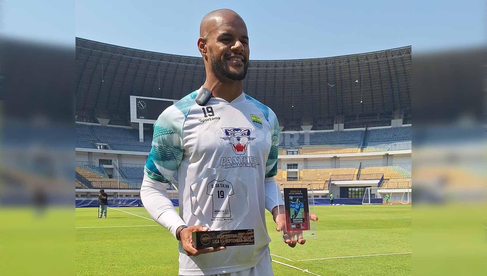 Penyerahan penghargaan APPI bulan Oktober kepada Striker Persib Bandung, David da Silva di Stadion GBLA.