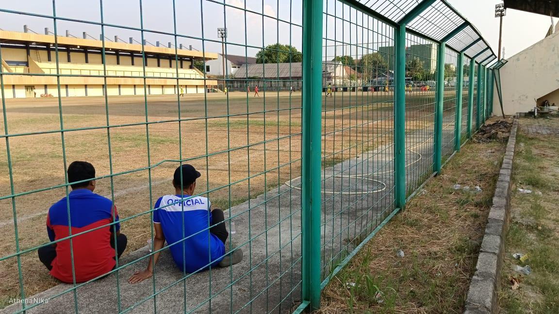 Stadion Mahakam pernah menjadi kandang Persikad Depok sebelum klub tersebut diakuisisi dan berubah nama jadi Bogor FC pada 2018 (sekarang Sulut United). Persikad era 2000-an diperkuat oleh kakak kandung kiper Man United, Andre Onana, yakni Nnana Onana.