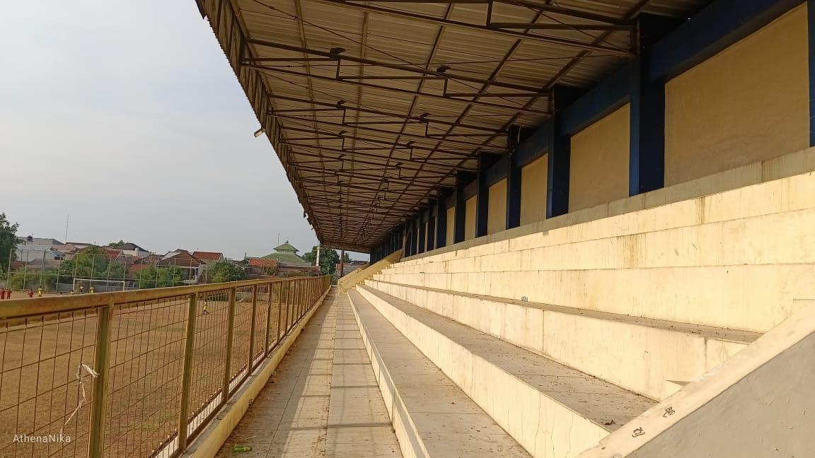 Potret tribun timur Stadion Mahakam yang tampak kotor terkena debu yang berterbangan di musim kemarau.