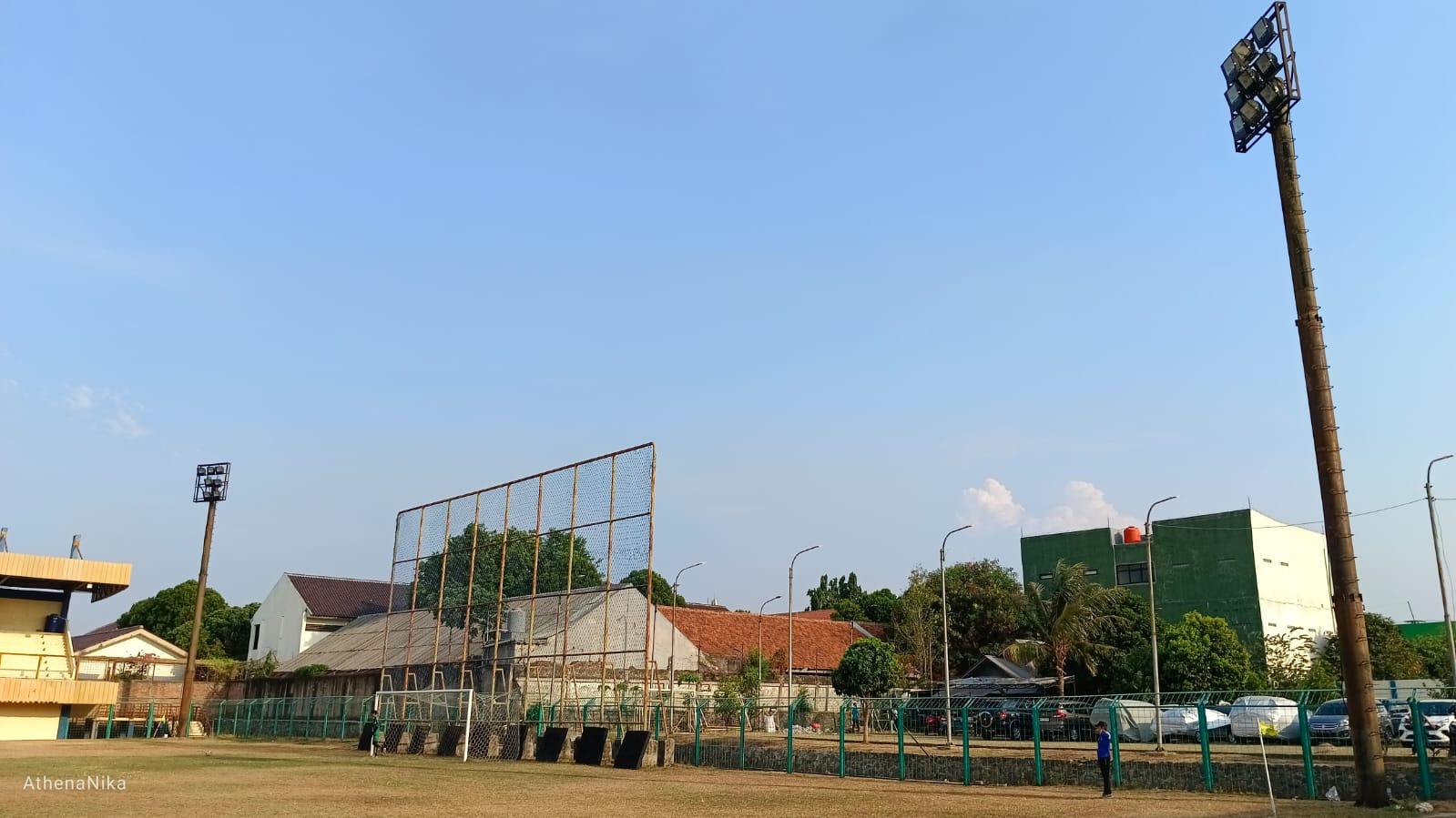 Stadion Mahakam dilengkapi dengan empat tiang lampu penerangan di setiap sudut lapangan, meski kabarnya tak semua bisa menyala.
