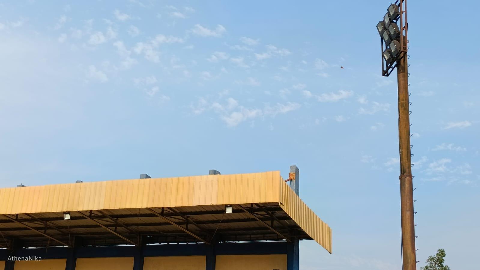 Salah satu langit di sisi timur Stadion Mahakam dihiasi layang-layang yang dimainkan anak-anak sekitar lokasi lapangan.