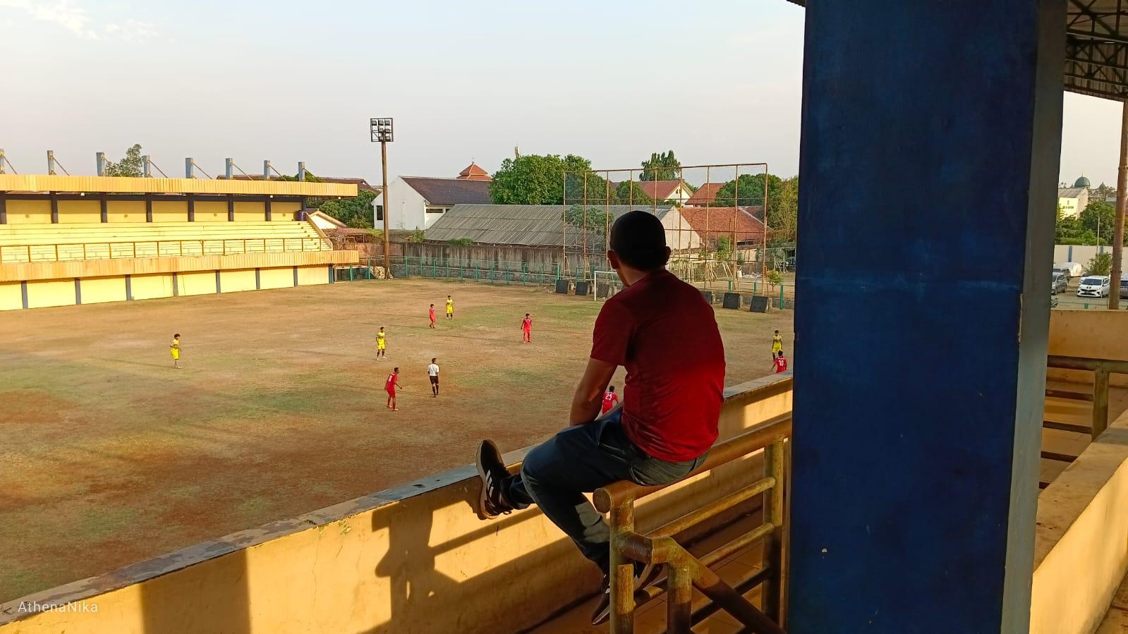 Seorang penonton menyaksikan laga uji coba Depok Raya FC vs FC Depok City dari tribun VIP Stadion Mahakam.