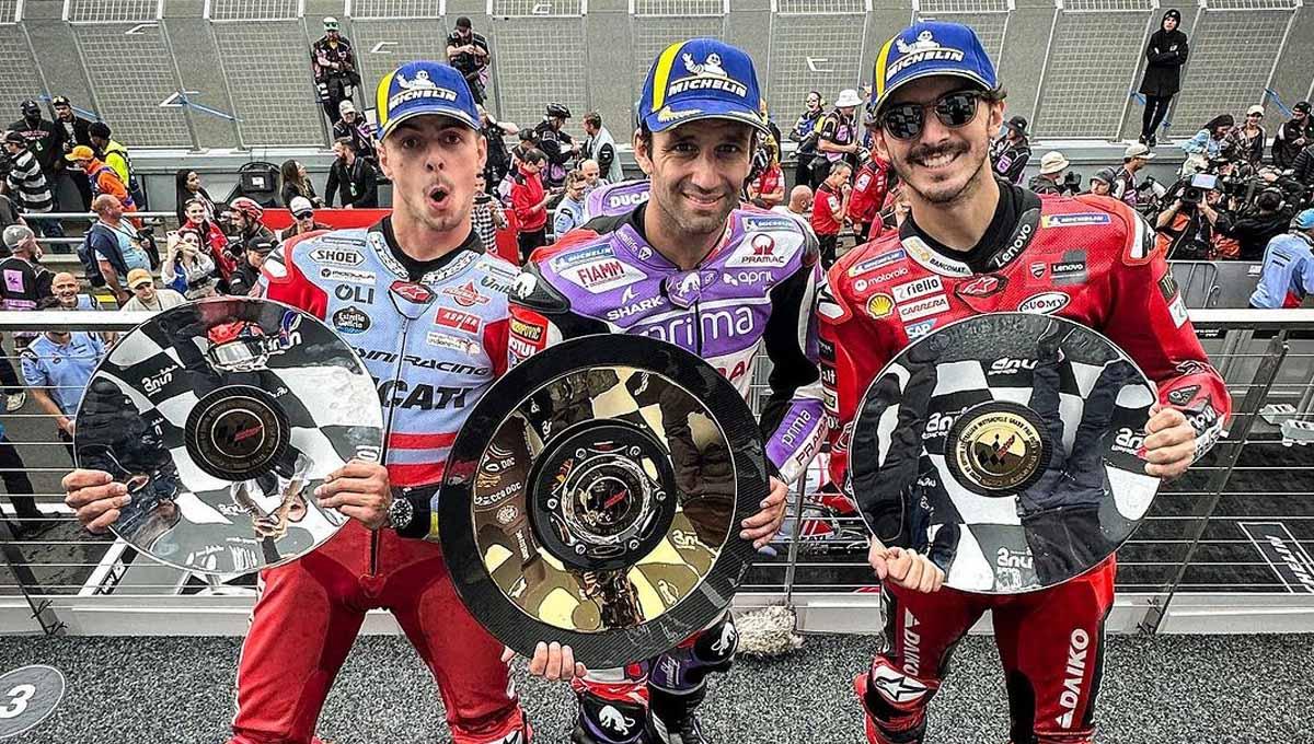 Pemenang balapan MotoGP Australia psisi pertama, Johann Zarco (tengah), posisi kedua Francesco Bagnaia (kanan) dan posisi ketiga Fabio Di Giannantonio, di Grand Prix MotoGP Australia di Phillip Island, Sabtu (21/10/23). (Foto: Instagram@motogp)