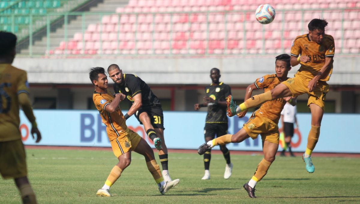 Pemain Barito, Murilo Mendes melakukan tendangan ke gawang Bhayangkara FC dalam laga pekan ke-16 Liga 1 2023/2024 di Stadion Patriot, Sabtu (21/10/23).