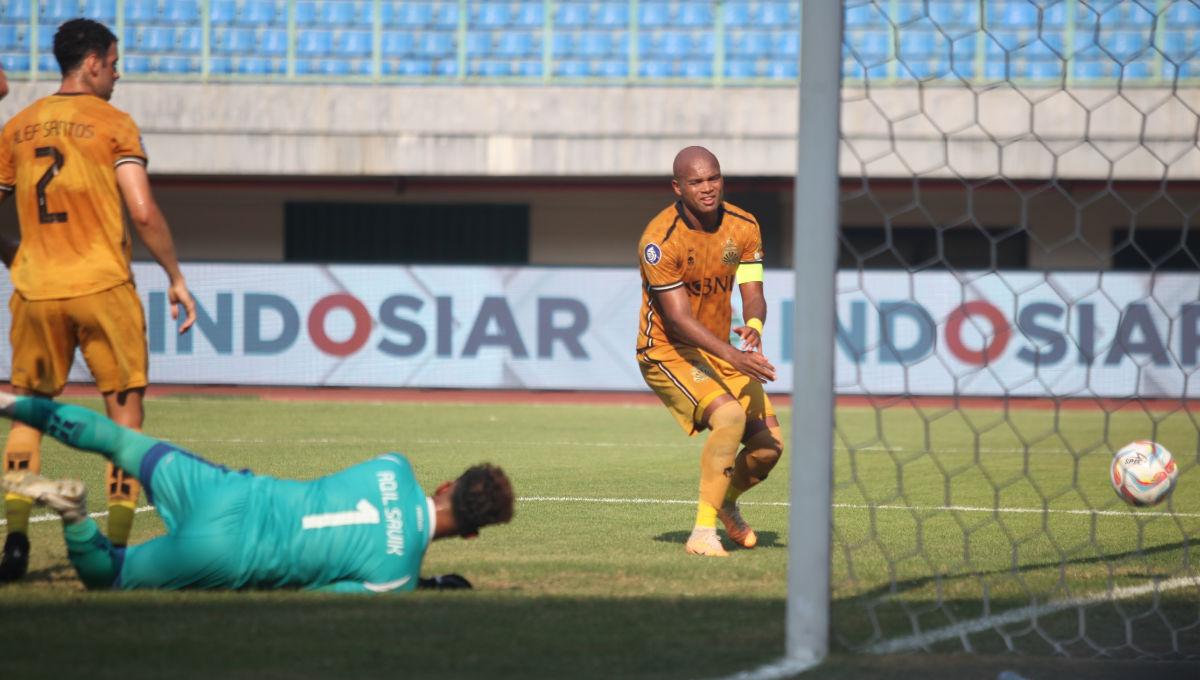 Bek Bhayangkara FC, Anderson Silva melakukan gol bunuh diri dalam laga pekan ke-16 Liga 1 2023/2024 di Stadion Patriot, Sabtu (21/10/23). Beruntung gol dianulir wasit karena terjadi pelanggaran.