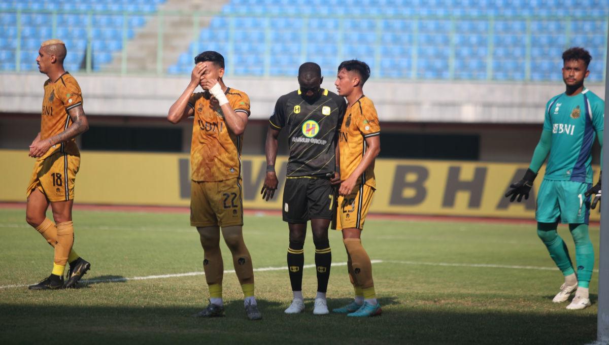 3 pemain Bhayangkara FC, menjaga ketat pemain Barito, Makan Konate dalam laga pekan ke-16 Liga 1 2023/2024 di Stadion Patriot, Sabtu (21/10/23).