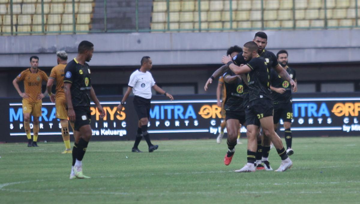 Selebrasi pemain Barito, Renan Alves usai cetak gol ke gawang Bhayangkara FC dalam laga pekan ke-16 Liga 1 2023/2024 di Stadion Patriot, Sabtu (21/10/23).
