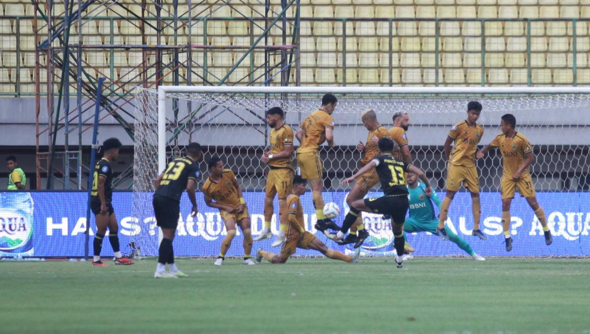 Peluang Barito lewat tendangan bebas kapten Bayu Pradana ke gawang Bhayangkara FC dalam laga pekan ke-16 Liga 1 2023/2024 di Stadion Patriot, Sabtu (21/10/23).