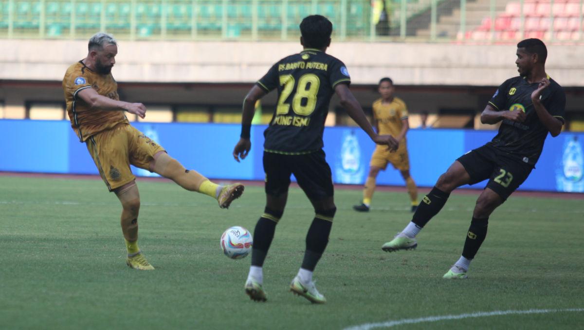 Pemain Bhayangkara FC, Mati Mier melakukan tendangan ke gawang Barito dalam laga pekan ke-16 Liga 1 2023/2024 di Stadion Patriot, Sabtu (21/10/23).