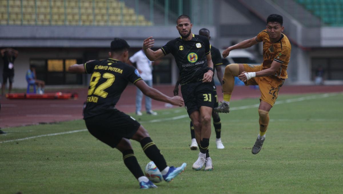 Pergerakan striker Bhayangkara FC, Dendy Sulistyawan dimentahkan pemain Barito dalam laga pekan ke-16 Liga 1 2023/2024 di Stadion Patriot, Sabtu (21/10/23).