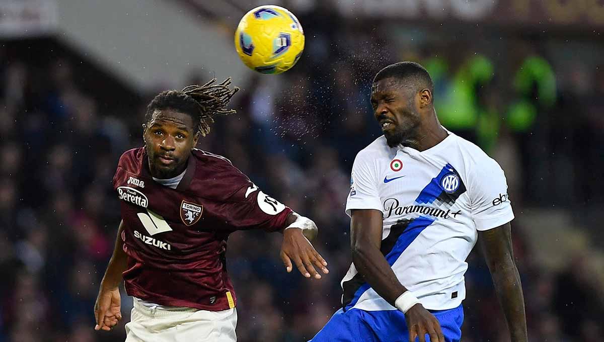 Pemain Inter Milan, Marcus Thuram duel udara dengan pemain Torino di Liga Italia.