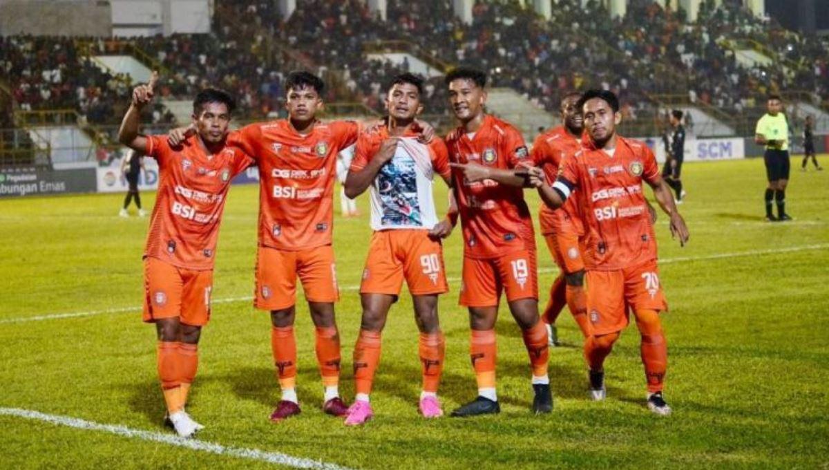 Persiraja takkukkan Semen Padang di laga Liga 2, Sabtu (21/10/23). Foto: MO Persiraja. - INDOSPORT
