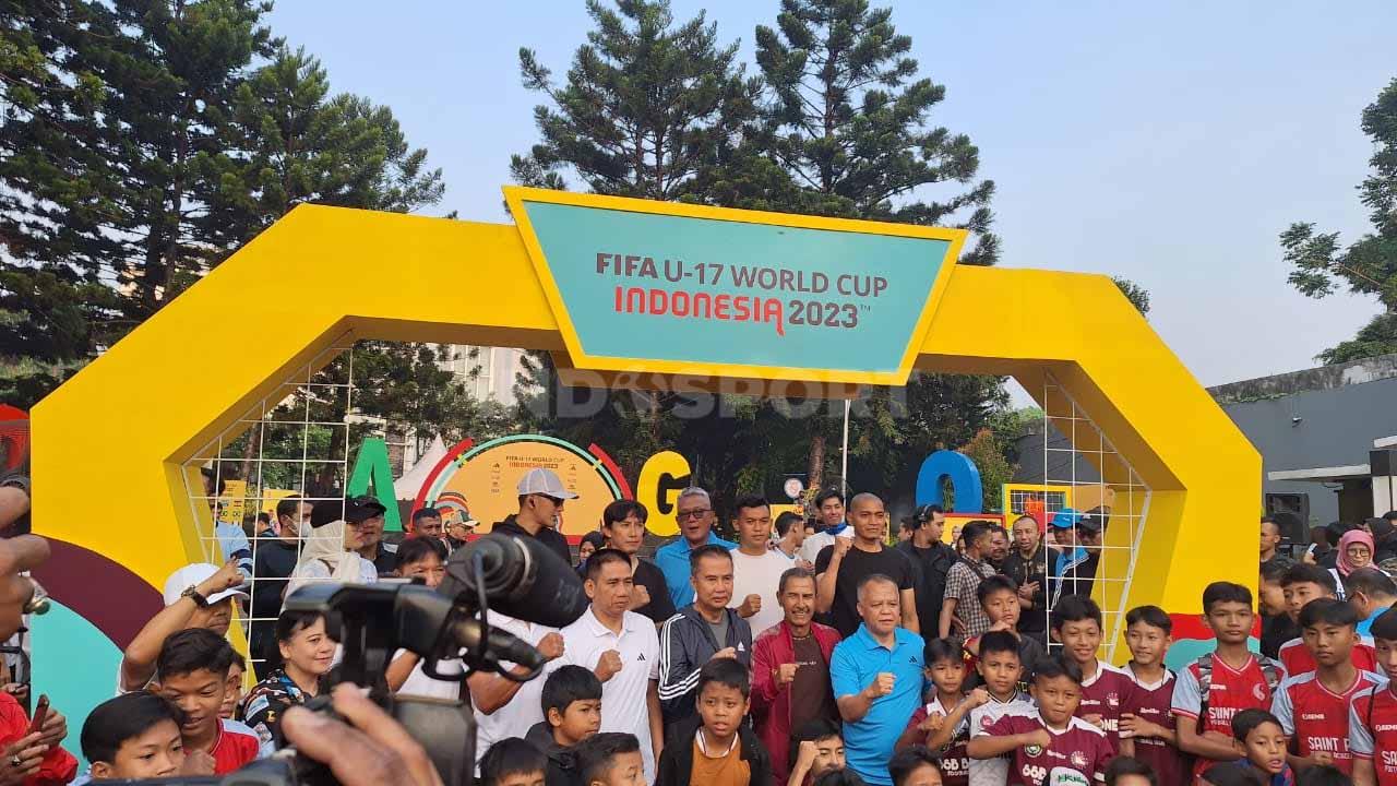 Masyarakat Kota Bandung antusias untuk melihat dan foto dengan trofi Piala Dunia U-17 di Area CFD Taman Cikapayang, Jalan Ir. H Djuanda, Kota Bandung, Minggu (22/10/23). - INDOSPORT