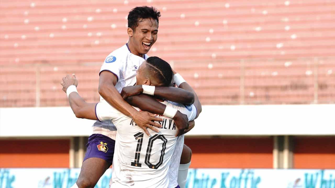 Selebrasi Pemain Persik, Renan Silva bersama rekan timnya usai menceta gol ke gawang Persik pada lanjutan laga BRI Liga 2 2023-2024 di Stadion Maguwoharjo, Sabtu (21/10/23). (Foto: MO Persik Kediri)