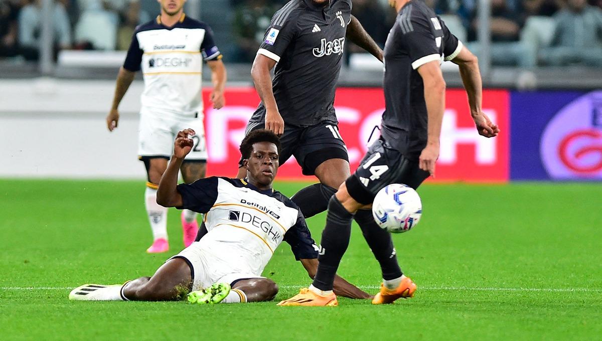 Pemain muda Lecce, Patrick Dorgu, dikaitkan dengan Liverpool di bursa transfer. Foto: REUTERS/Massimo Pinca.