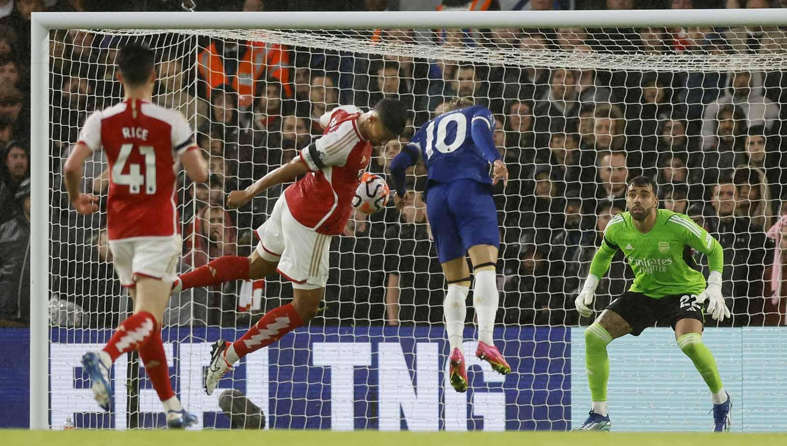 Hands ball pemain Arsenal William Saliba sehingga penalti diberikan kepada Chelsea menyusul wasit melihat ke VAR. (Foto: Reuters/Peter Cziborra)