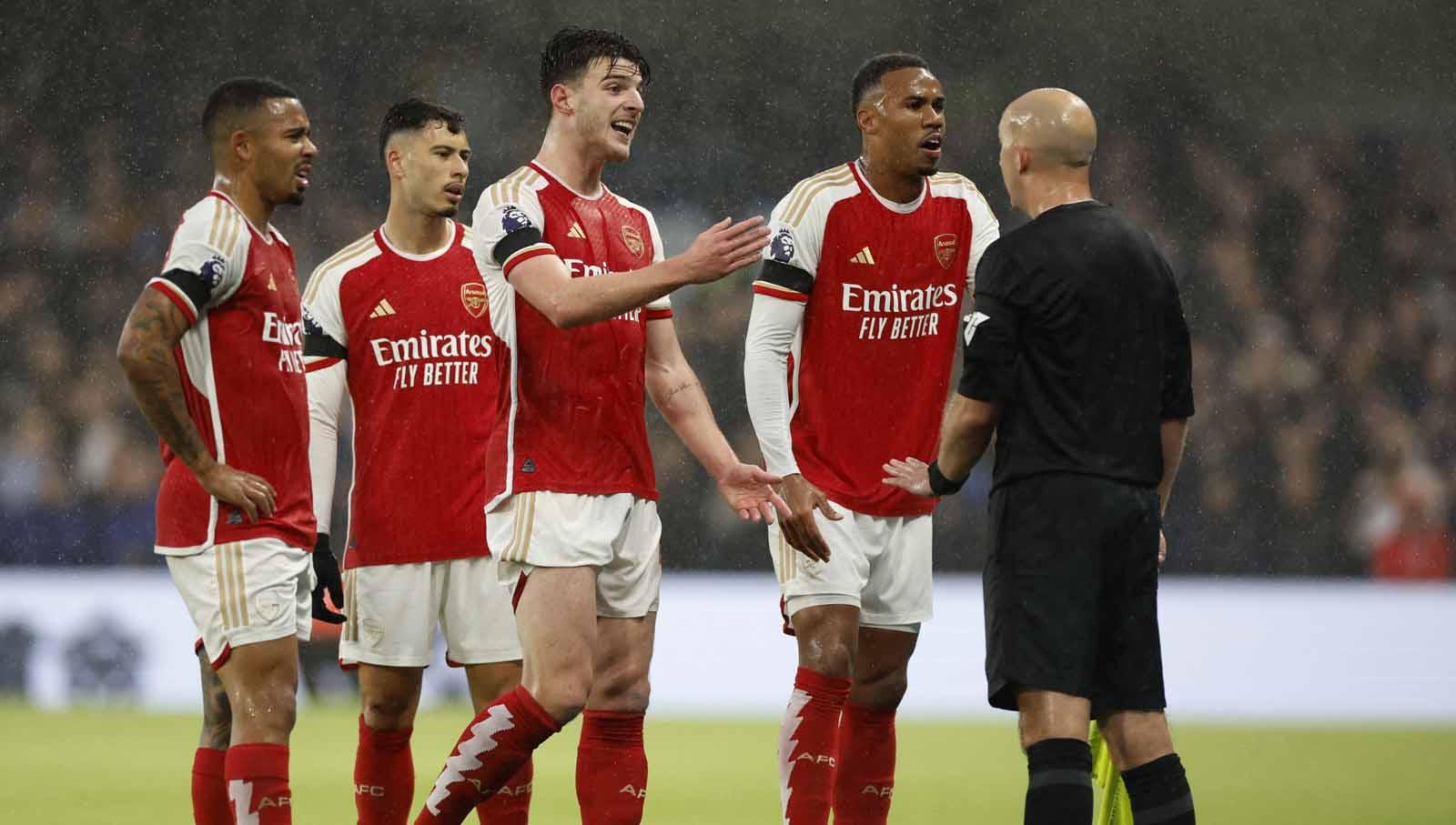 Para pemain Arsenal Gabriel, Declan Rice, Gabriel Martinelli dan Gabriel Jesus memprotes kepada asisten wasit. (Foto: Reuters/Peter Cziborra) - INDOSPORT